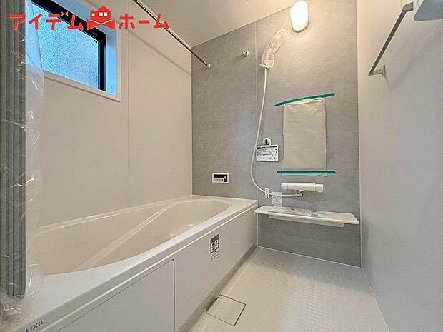 【1号棟 浴室】1坪タイプのバスルーム。
ゆったり足が伸ばせるので、毎日の疲れを癒やせます。