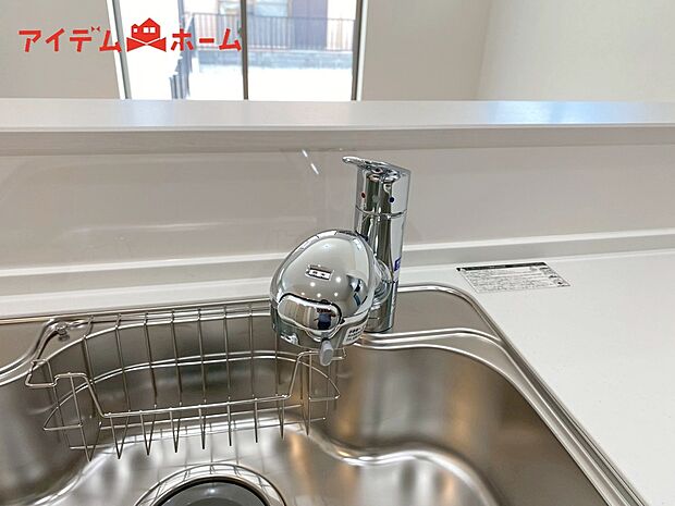 【浄水器内蔵型水栓】浄水と原水をボタン一つで切り替え簡単なビルトイン式浄水器水栓を採用。
ワンタッチで浄水・水道の切り替えが可能なシンクです!