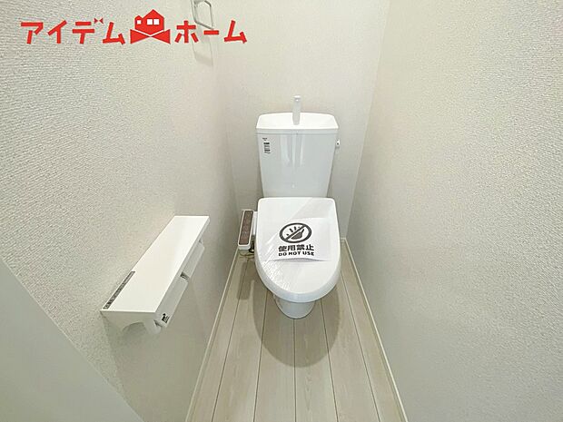 【３号棟　トイレ】温水での洗浄機能がついておりますので、
清潔かつ衛生面も安心です。
