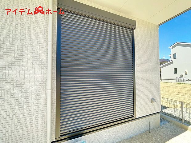 【1号棟 防犯シャッター】防犯、防災の両方で安心のシャッター付。簡単に開閉が可能です。
夏は日を防ぎ、冬はあたたかさをキープします。台風対策にも役立ちます。