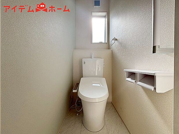 【２号棟　トイレ】温水での洗浄機能がついておりますので、
清潔かつ衛生面も安心です。
