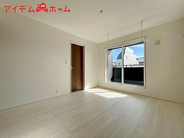 【1号棟 寝室】2面採光がとれる主寝室は南側に窓を設けているため
一日中明るく、気分も明るくなります♪
木目のフローリングが暖かみのある室内に。