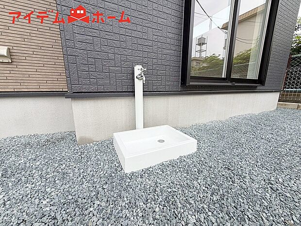 【3号棟 立水栓】ガーデニングや洗車に便利な立水栓付き。
外で汚れてしまった靴や服の汚れも家に入る前にきれいにできます。