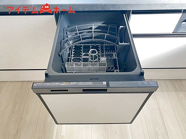 【2号棟 自動食器洗乾燥機】手間・時間をかけず、効率よく食器類を洗浄。家事の時間を大幅に短縮出来ます。
かつ節水効果にも優れた食洗機を標準装備。スライド式なので場所も取りません。