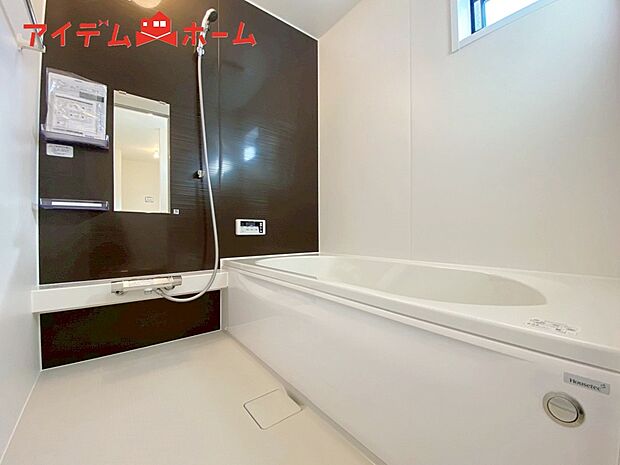 【1号棟 浴室】1坪タイプのバスルーム。
ゆったり足が伸ばせるので、毎日の疲れを癒やせます。
ご家族みんなでも入れます♪
浴室換気乾燥暖房機付きで浴室内干しも可能!