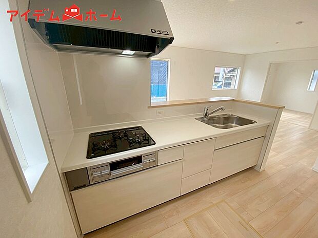 【1号棟 キッチン】ダイニングを見渡せる、
使い勝手の良いシステムキッチン。
ダイニングとの空間のつながりが、
スペースのゆとりを生み出します♪