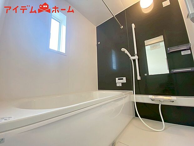 【1号棟 浴室】浴室は湿気がたまりやすく、換気扇だけでは
どうしてもカビが出てしまいやすい場所。
窓があるだけで、あっという間に換気ができます!