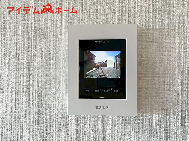 【2号棟 モニターインターホン】奥様やお子さんのみの在宅も安心。ボタンひとつで通話が可能です。突然の来訪も時間帯に関係なく鮮明な画像で確認することが出来ます。
