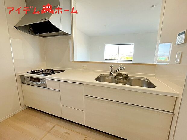 【2号棟 キッチン】ダイニングを見渡せる、
使い勝手の良いシステムキッチン。
ダイニングとの空間のつながりが、
スペースのゆとりを生み出します♪