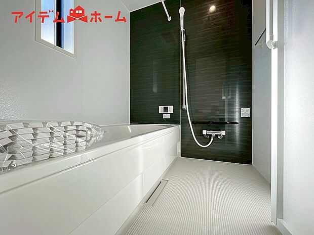 【2号棟 浴室】1坪タイプのバスルーム。
ゆったり足が伸ばせるので、毎日の疲れを癒やせます。
ご家族みんなでも入れます♪
浴室換気乾燥暖房機付きで浴室内干しも可能!