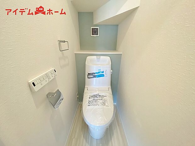 【4号棟 トイレ】温水での洗浄機能がついておりますので、
清潔かつ衛生面も安心です。