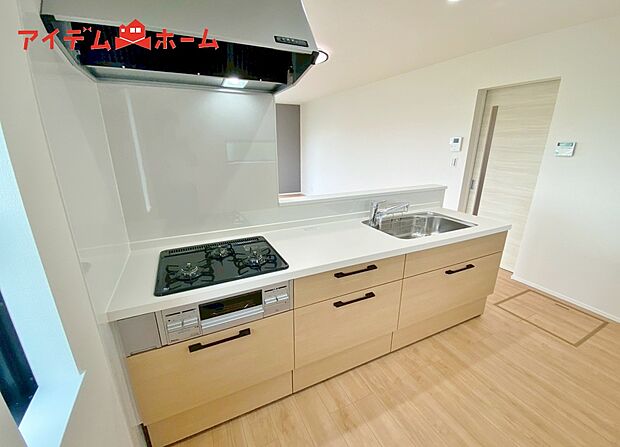 【4号棟 キッチン】ダイニングを見渡せる、
使い勝手の良いシステムキッチン。
ダイニングとの空間のつながりが、
スペースのゆとりを生み出します♪