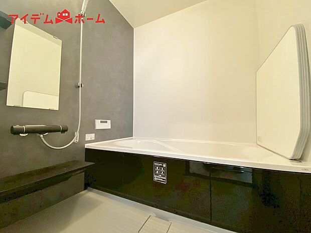 【4号棟 浴室】1坪タイプのバスルーム。
ゆったり足が伸ばせるので、毎日の疲れを癒やせます。
ご家族みんなでも入れます♪
浴室換気乾燥暖房機付きで浴室内干しも可能!