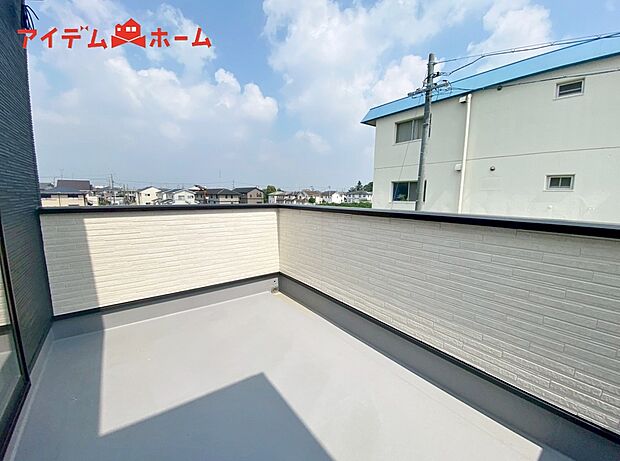 【4号棟 バルコニー】バルコニーは心地よい日差しや
さわやかな風を感じることができます!