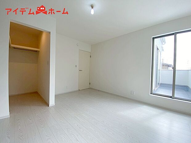 【1号棟 寝室】明るい寝室で心地のいい朝を迎えられそうです。
大きな窓からたっぷりの日差しが降り注ぐ明るい室内。
気持ちの良い朝日を受けて、目覚めの良い健康的な
朝を迎えられそうです。