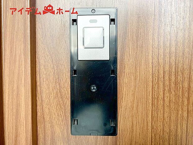 【１号棟　カードキー】手が塞がっている時にさっと開錠できるカードキー。
また、鍵穴を見つけづらくピッキング被害に遭いにくい事と、鍵の複製も簡単ではないため防犯にも役立ちます。
