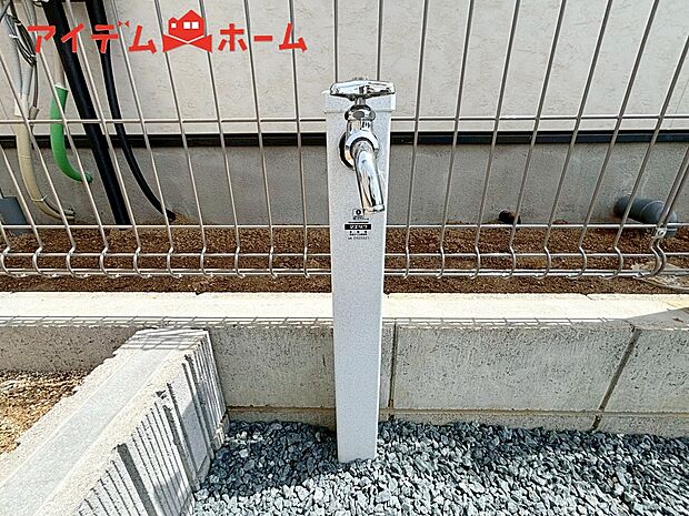【1号棟 立水栓】ガーデニングや洗車に便利な立水栓付き。
外で汚れてしまった靴や服の汚れも家に入る前にきれいにできます。