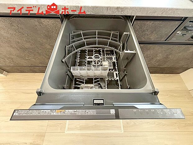 【1号棟 自動食器洗乾燥機】手間・時間をかけず、効率よく食器類を洗浄。家事の時間を大幅に短縮出来ます。
かつ節水効果にも優れた食洗機を標準装備。スライド式なので場所も取りません。