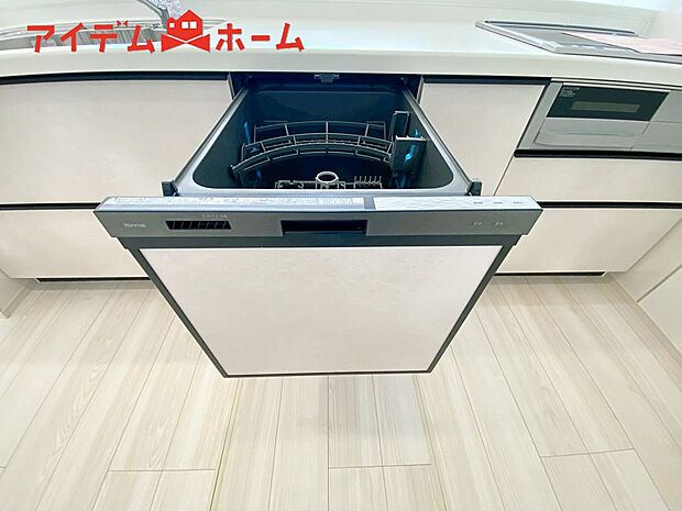【１号棟　自動食器洗乾燥機】手間・時間をかけず、効率よく食器類を洗浄。家事の時間を大幅に短縮出来ます。
かつ節水効果にも優れた食洗機を標準装備。スライド式なので場所も取りません。
