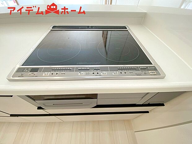 【１号棟　IHクッキングヒーター】３口IHクッキングヒーターなので、お料理がすごくはかどります。
煮込み料理をしながら、焼き物や汁物などをパパパッとお料理可能です。
