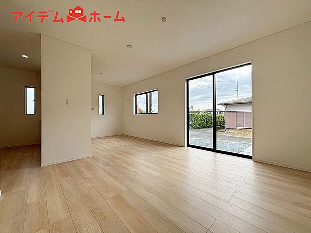 【1号棟 リビング】大きく開いた窓からは、明るい陽射しが射し込みます。
爽やかな風が吹き抜ける心地良いリビングには、
自然と家族が集まります。