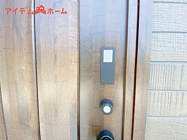 【2号棟 カードキー】手が塞がっている時にさっと開錠できるカードキー。
また、鍵穴を見つけづらくピッキング被害に遭いにくい事と、鍵の複製も簡単ではないため防犯にも役立ちます。