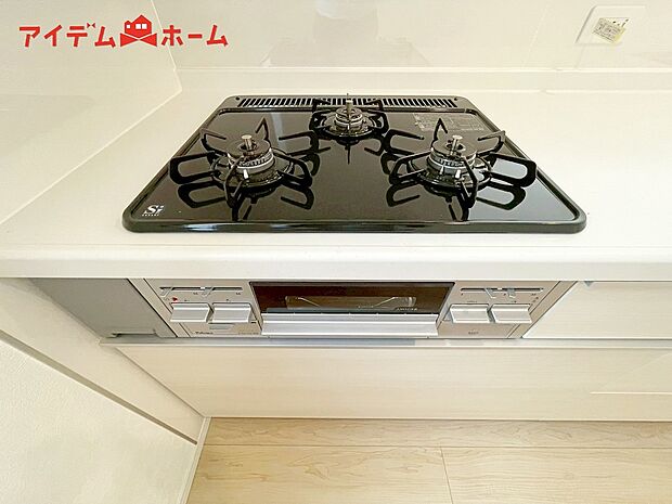 【２号棟　 三口コンロ】3口コンロ付きなので、お料理がすごくはかどります。煮込み料理をしながら、焼き物や汁物などをパパパッとお料理可能です。
コンロの数が多いことで時短料理も可能になるのが嬉しいですね。
