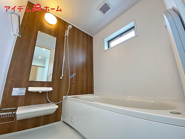 【浴室】1坪タイプのバスルーム。
ゆったり足が伸ばせるので、毎日の疲れを癒やせます。
ご家族みんなでも入れます♪
浴室換気乾燥暖房機付きで浴室内干しも可能!