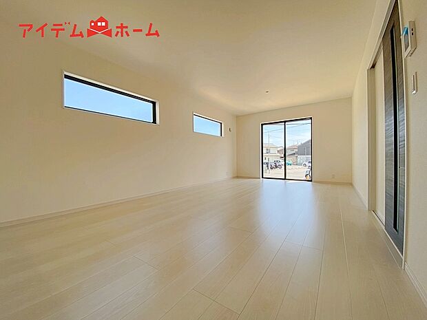 【1号棟 リビング】大きな窓から心地よい陽射しが室内に行き渡り、
くつろぎの空間が広がります。
キッチンで家事をしていても
いつでも家族が近くに感じられます。