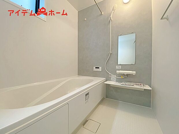 【1号棟 浴室】1坪タイプのバスルーム。
ゆったり足が伸ばせるので、毎日の疲れを癒やせます。
ご家族みんなでも入れます♪
浴室換気乾燥暖房機付きで浴室内干しも可能!