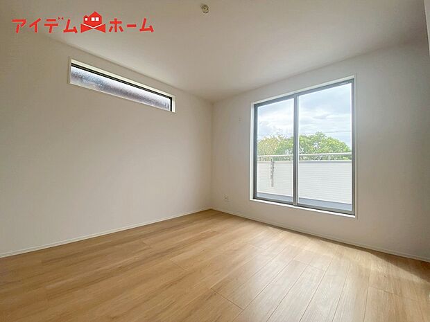 【1号棟 寝室】明るい寝室で心地のいい朝を迎えられそうです。
大きな窓からたっぷりの日差しが降り注ぐ明るい室内。
気持ちの良い朝日を受けて、目覚めの良い健康的な
朝を迎えられそうです。