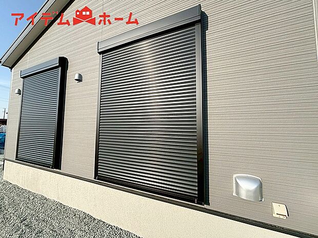 【１号棟　防犯シャッター】防犯、防災の両方で安心のシャッター付。簡単に開閉が可能です。
夏は日を防ぎ、冬はあたたかさをキープします。台風対策にも役立ちます。