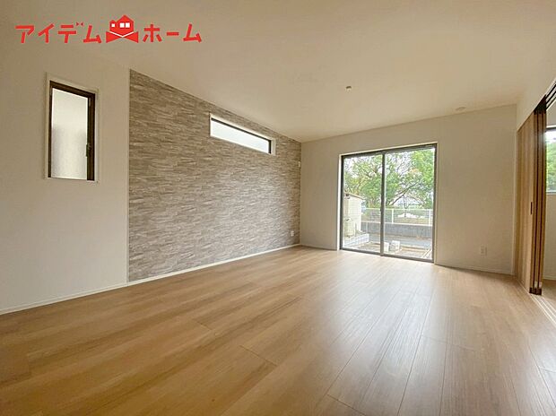 【1号棟 リビング】大きく開いた窓からは、明るい陽射しが射し込みます。
爽やかな風が吹き抜ける心地良いリビングには、
自然と家族が集まります。