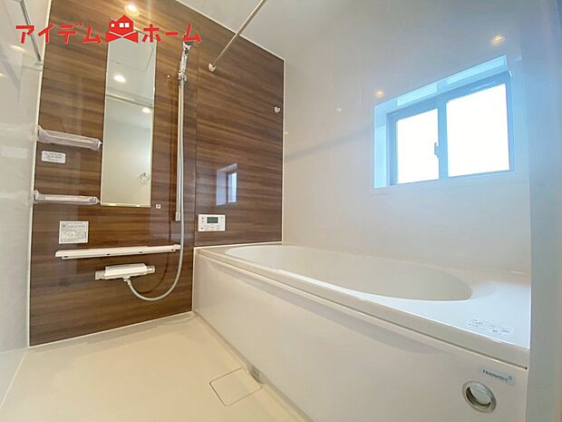 【1号棟 浴室】1坪タイプのバスルーム。
ゆったり足が伸ばせるので、毎日の疲れを癒やせます。
ご家族みんなでも入れます♪
浴室換気乾燥暖房機付きで浴室内干しも可能!