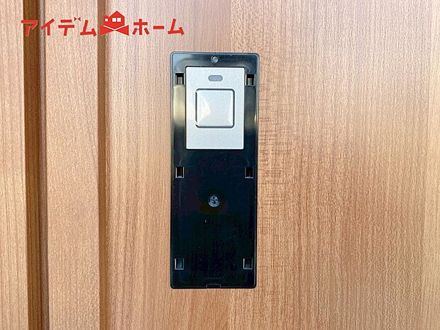 【１号棟　カードキー】手が塞がっている時にさっと開錠できるカードキー。
また、鍵穴を見つけづらくピッキング被害に遭いにくい事と、鍵の複製も簡単ではないため防犯にも役立ちます。