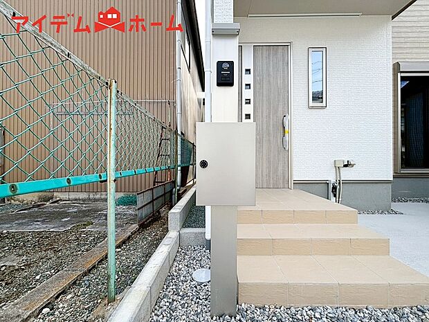 【1号棟 宅配BOX】出かけていても、荷物が受け取れる宅配BOX。
再配達の依頼連絡など、手間省けて便利です。
安心してお出かけできますね。