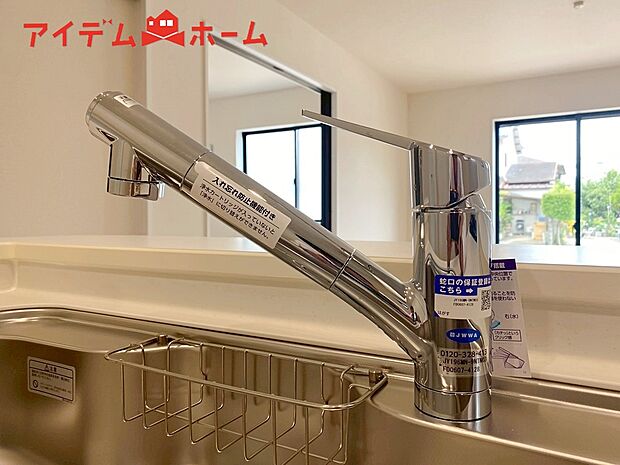 【2号棟 浄水器内蔵型水栓】浄水と原水をボタン一つで切り替え簡単なビルトイン式浄水器水栓を採用。
ワンタッチで浄水・水道の切り替えが可能なシンクです!