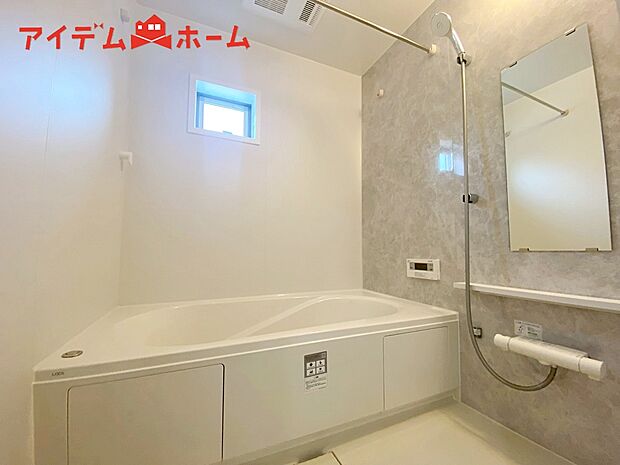 【2号棟 浴室】1坪タイプのバスルーム。
ゆったり足が伸ばせるので、毎日の疲れを癒やせます。