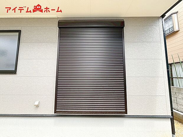 【1号棟 防犯シャッター】防犯、防災の両方で安心のシャッター付。簡単に開閉が可能です。
夏は日を防ぎ、冬はあたたかさをキープします。台風対策にも役立ちます。