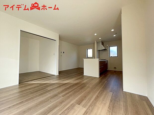 【1号棟 リビング】大きく開いた窓からは、明るい陽射しが射し込みます。
自然と家族が集まる空間です。