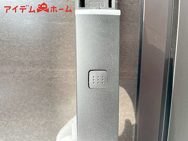 【1号棟 カードキー】手が塞がっている時にさっと開錠できるカードキー。
また、鍵穴を見つけづらくピッキング被害に遭いにくい事と、鍵の複製も簡単ではないため防犯にも役立ちます。