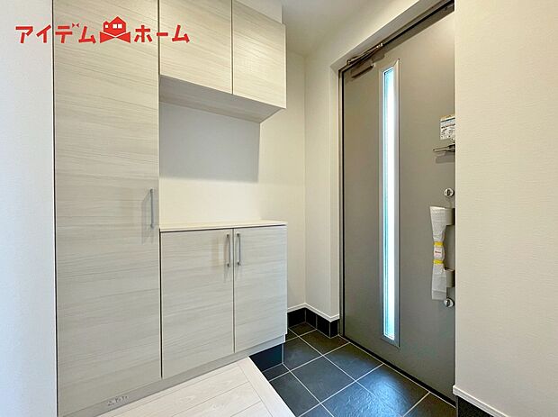 【1号棟 玄関】シンプル且つモダンなエントランス&ホール!
ゆとりを感じさせる上質で明るい空間が住まう人や
訪れる人を心地よく迎え入れてくれます♪