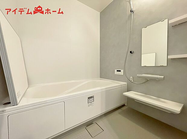 【1号棟 浴室】1坪タイプのバスルーム。
ゆったり足が伸ばせるので、毎日の疲れを癒やせます。