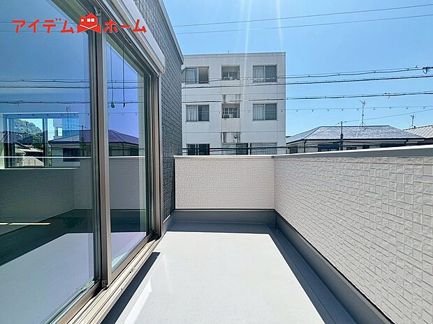 【1号棟 バルコニー】バルコニーは心地よい日差しや
さわやかな風を感じることができます!