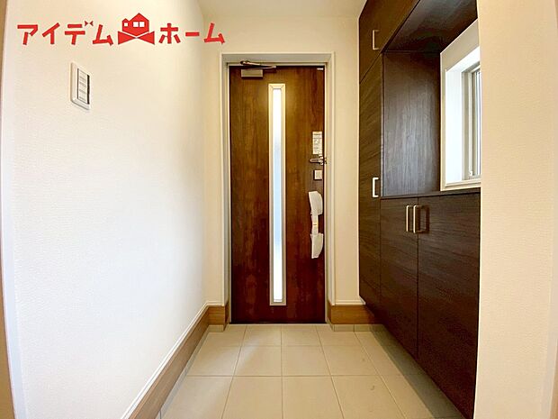 【2号棟 玄関】シンプル且つモダンなエントランス&ホール!
ゆとりを感じさせる上質で明るい空間が住まう人や
訪れる人を心地よく迎え入れてくれます♪