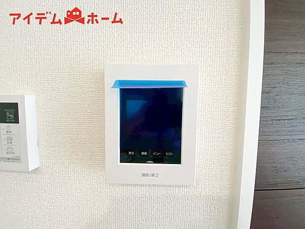 【2号棟 TVモニター付インターホン】奥様やお子さんのみの在宅も安心。ボタンひとつで通話が可能です。
突然の来訪も時間帯に関係なく鮮明な画像で確認することが出来ます。