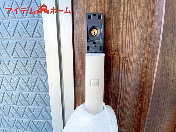 【2号棟 カードキー】手が塞がっている時にさっと開錠できるカードキー。
また、鍵穴を見つけづらくピッキング被害に遭いにくい事と、鍵の複製も簡単ではないため防犯にも役立ちます。