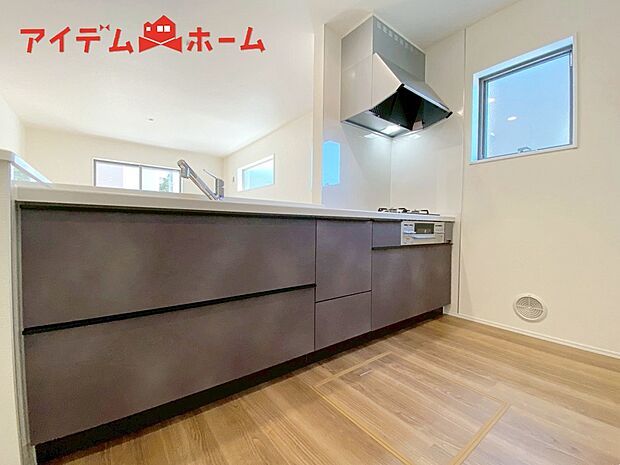 【2号棟 キッチン】ダイニングを見渡せる、
使い勝手の良いシステムキッチン。