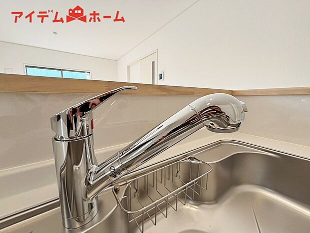 【2号棟 浄水器内蔵型水栓】浄水と原水をボタン一つで切り替え簡単なビルトイン式浄水器水栓を採用。
ワンタッチで浄水・水道の切り替えが可能なシンクです!