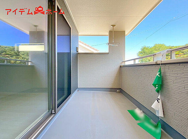 【6号棟 バルコニー】バルコニーは心地よい日差しや
さわやかな風を感じることができます!